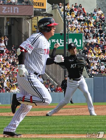 5일 오후 서울 송파구 잠실야구장에서 열린 프로야구 &#39;2024 신한 SOL 뱅크 KBO 포스트시즌&#39; 준플레이오프 1차전 KT 위즈와 LG 트윈스의 경기, LG 공격 2회말 2사 상황에서 KT 고영표가 LG 김현수를 땅볼 아웃 처리하고 있다. 2024.10.5/뉴스1 ⓒ News1 장수영 기자