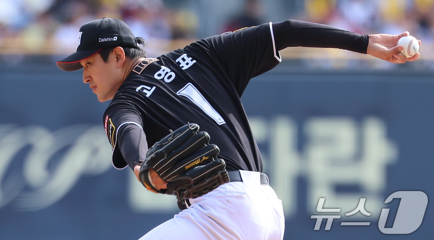 본문 이미지 - 5일 오후 서울 송파구 잠실야구장에서 열린 프로야구 '2024 신한 SOL 뱅크 KBO 포스트시즌' 준플레이오프 1차전 kt 위즈와 LG 트윈스의 경기, kt 선발투수 고영표가 1회말 등판해 역투하고 있다. 2024.10.5/뉴스1 ⓒ News1 김도우 기자
