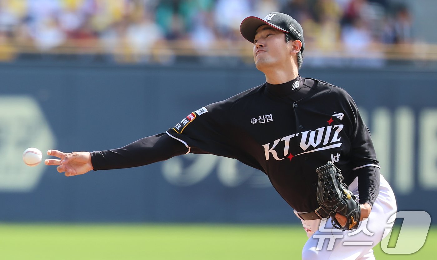 5일 오후 서울 송파구 잠실야구장에서 열린 프로야구 &#39;2024 신한 SOL 뱅크 KBO 포스트시즌&#39; 준플레이오프 1차전 kt 위즈와 LG 트윈스의 경기, kt 선발투수 고영표가 1회말 등판해 역투하고 있다. 2024.10.5/뉴스1 ⓒ News1 김도우 기자