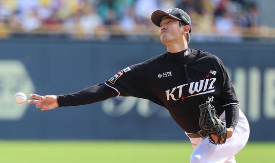 '고영표 10K+김현수 3점포' KT, NC 10-0 대파…다시 연승 채비