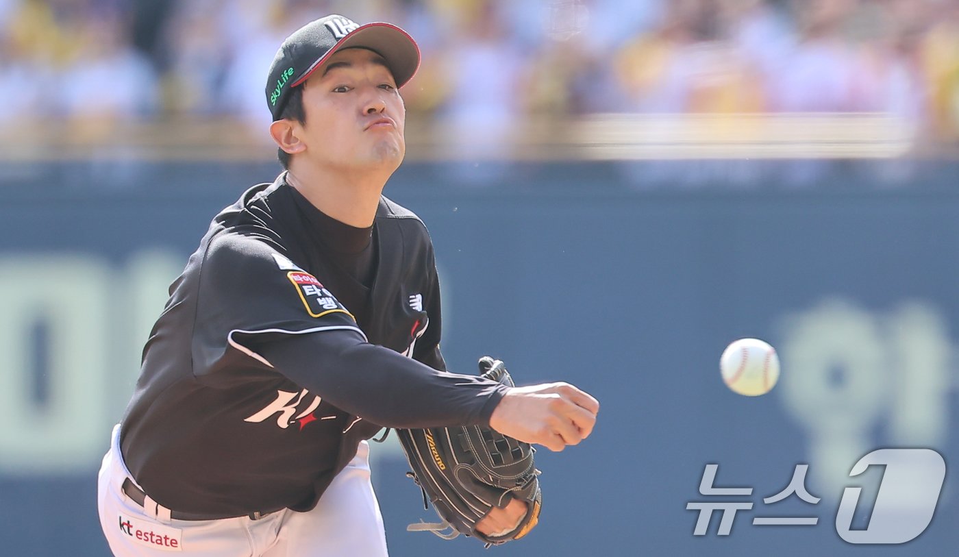 5일 오후 서울 송파구 잠실야구장에서 열린 프로야구 &#39;2024 신한 SOL 뱅크 KBO 포스트시즌&#39; 준플레이오프 1차전 kt 위즈와 LG 트윈스의 경기, kt 선발투수 고영표가 1회말 등판해 역투하고 있다. 2024.10.5/뉴스1 ⓒ News1 김도우 기자