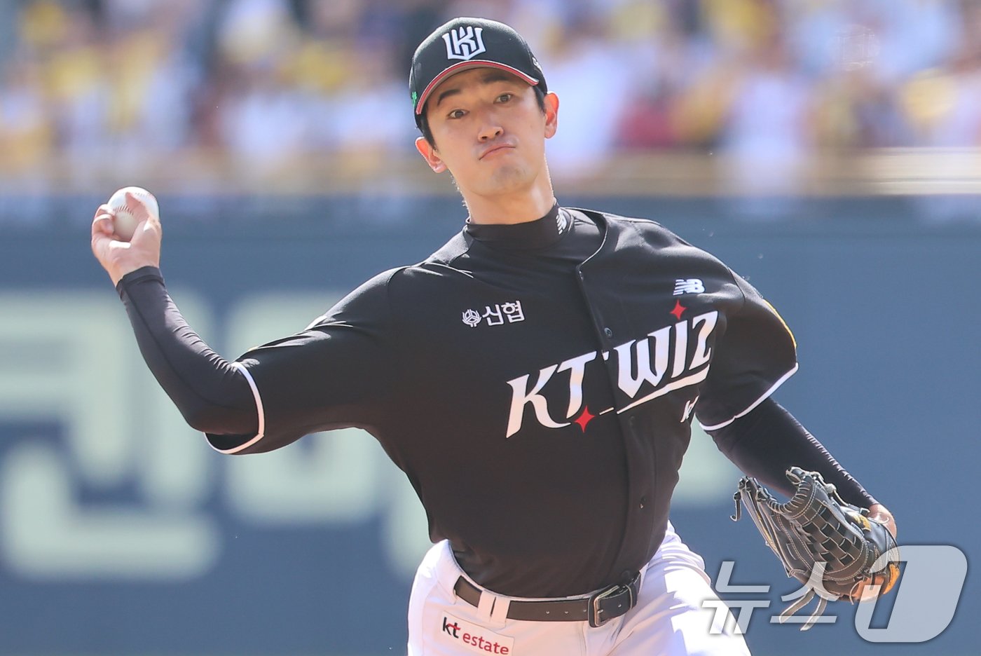 5일 오후 서울 송파구 잠실야구장에서 열린 프로야구 &#39;2024 신한 SOL 뱅크 KBO 포스트시즌&#39; 준플레이오프 1차전 kt 위즈와 LG 트윈스의 경기, kt 선발투수 고영표가 1회말 등판해 역투하고 있다. 2024.10.5/뉴스1 ⓒ News1 김도우 기자