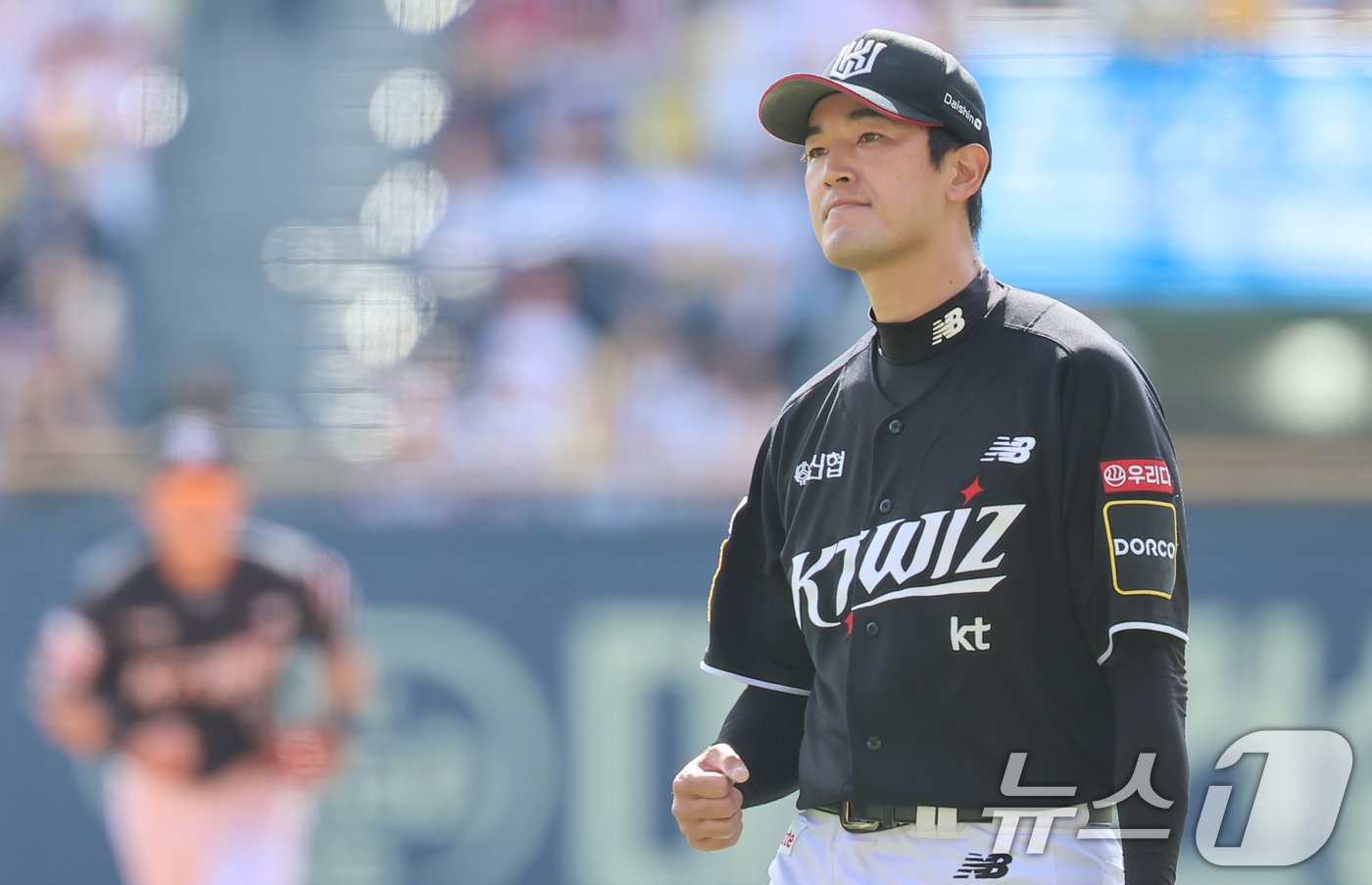 본문 이미지 - 5일 오후 서울 송파구 잠실야구장에서 열린 프로야구 '2024 신한 SOL 뱅크 KBO 포스트시즌' 준플레이오프 1차전 kt 위즈와 LG 트윈스의 경기, kt 고영표가 1회초를 무실점으로 마무리 한 뒤 덕아웃을 향하고 있다. 2024.10.5/뉴스1 ⓒ News1 김도우 기자