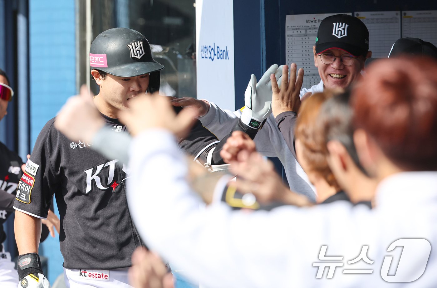 본문 이미지 - 5일 오후 서울 송파구 잠실야구장에서 열린 프로야구 '2024 신한 SOL 뱅크 KBO 포스트시즌' 준플레이오프 1차전 kt 위즈와 LG 트윈스의 경기, 2회초 무사 1루 상황에서 kt 문상철이 2점 홈런을 치고 kt 이강철 감독과 기쁨을 나누고 있다. 2024.10.5/뉴스1 ⓒ News1 김도우 기자