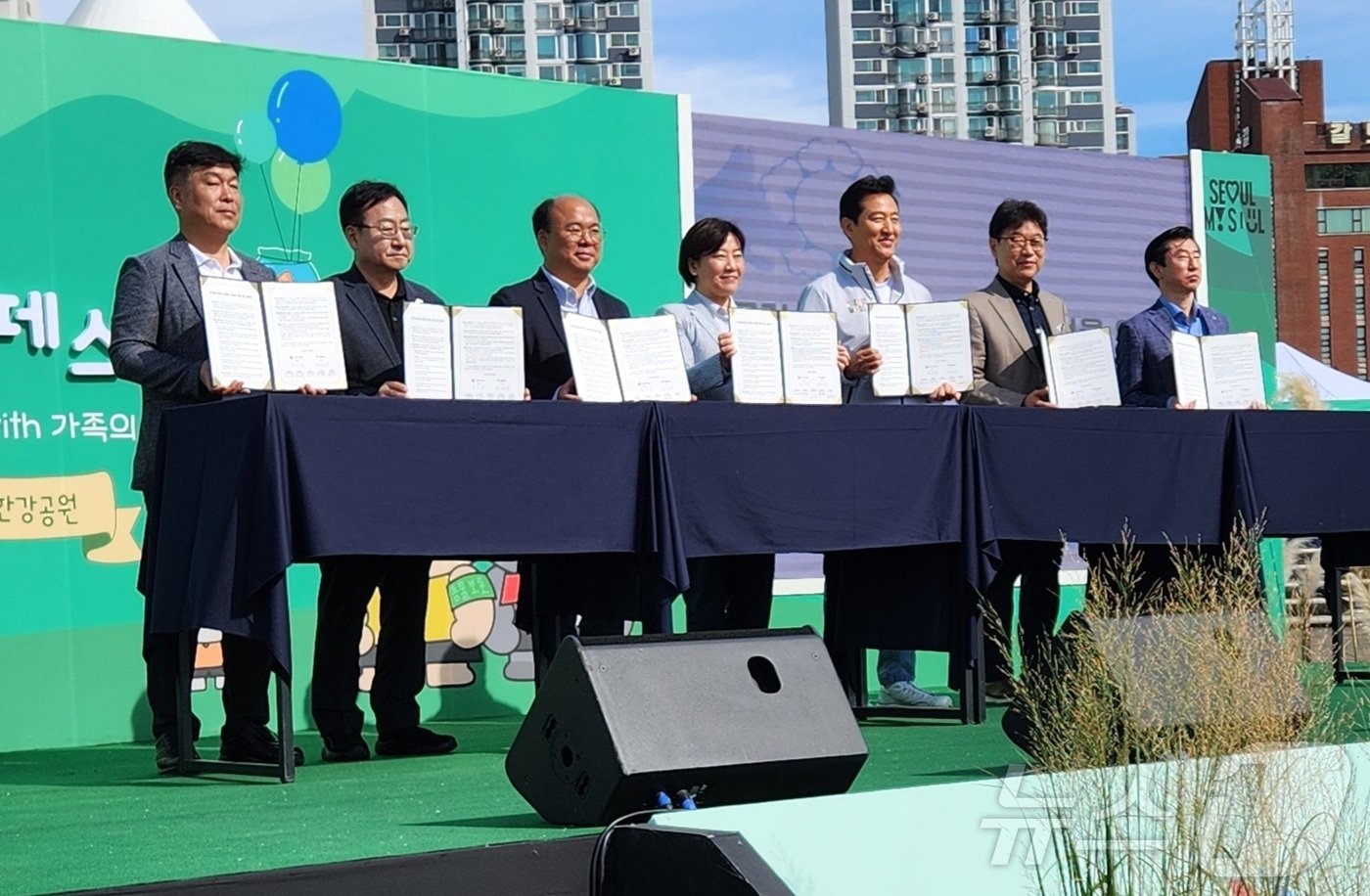 본문 이미지 - 5일 동물가족행복페스타 기념행사에서 진행된 국가 봉사동물 은퇴견 지원을 위한 업무 협약 서명식 ⓒ 뉴스1 한송아 기자