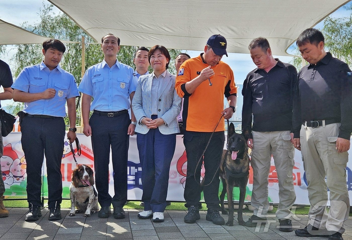 송미령 농림축산식품부 장관이 5일 동물가족행복페스타에 마련된 국가 봉사견 시범 부스에 방문해 기념 사진을 찍고 있다. ⓒ 뉴스1 한송아 기자