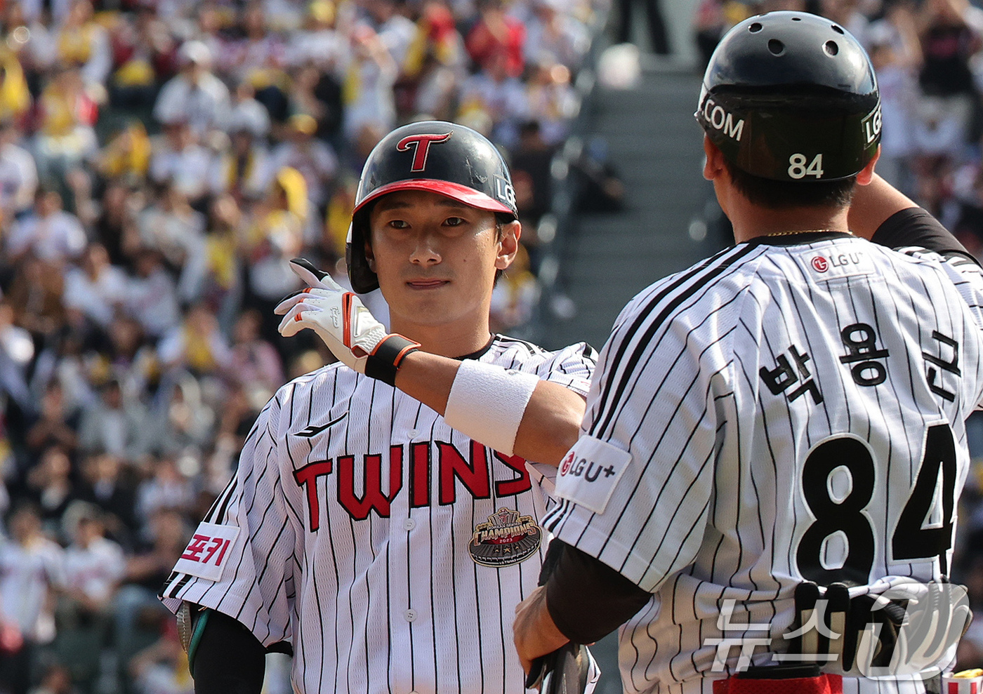 (서울=뉴스1) 장수영 기자 = 5일 오후 서울 송파구 잠실야구장에서 열린 프로야구 '2024 신한 SOL 뱅크 KBO 포스트시즌' 준플레이오프 1차전 kt 위즈와 LG 트윈스의 …