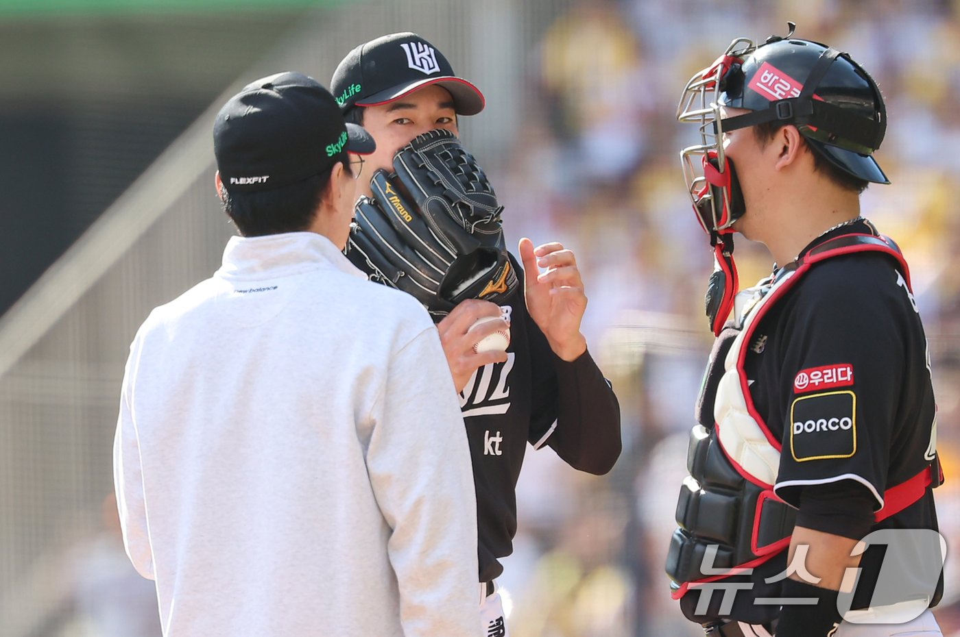 5일 오후 서울 송파구 잠실야구장에서 열린 프로야구 &#39;2024 신한 SOL 뱅크 KBO 포스트시즌&#39; 준플레이오프 1차전 kt 위즈와 LG 트윈스의 경기, 4회말 2사 1,3루 상황에서 kt 고영표가 kt 이강철 감독과 마운드에서 대화를 나누고 있다. 2024.10.5/뉴스1 ⓒ News1 김도우 기자