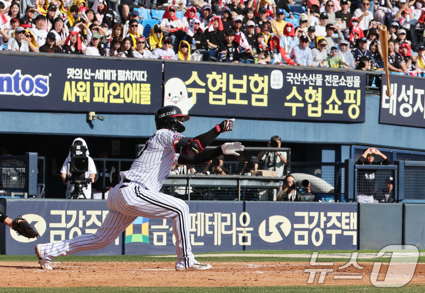 (서울=뉴스1) 장수영 기자 = 5일 오후 서울 송파구 잠실야구장에서 열린 프로야구 '2024 신한 SOL 뱅크 KBO 포스트시즌' 준플레이오프 1차전 kt 위즈와 LG 트윈스의 …