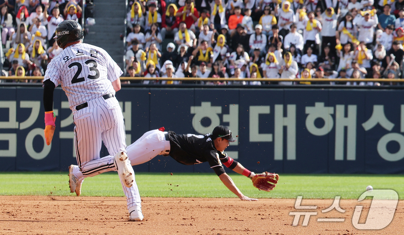 (서울=뉴스1) 장수영 기자 = 5일 오후 서울 송파구 잠실야구장에서 열린 프로야구 '2024 신한 SOL 뱅크 KBO 포스트시즌' 준플레이오프 1차전 kt 위즈와 LG 트윈스의 …