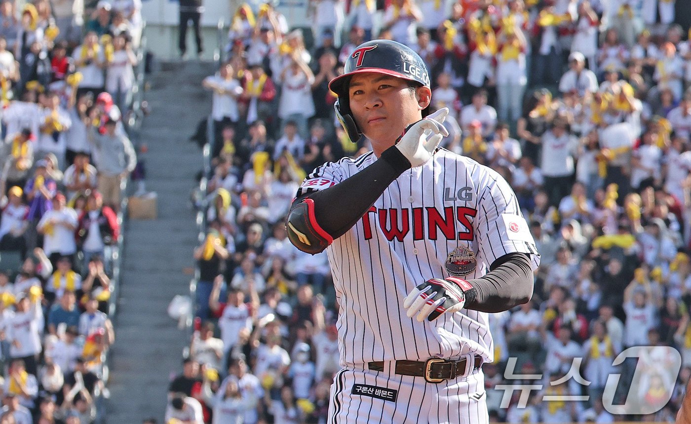 5일 오후 서울 송파구 잠실야구장에서 열린 프로야구 &#39;2024 신한 SOL 뱅크 KBO 포스트시즌&#39; 준플레이오프 1차전 kt 위즈와 LG 트윈스의 경기, LG 공격 4회말 2사 1루 상황에서 오지환이 안타를 친 뒤 세리머니 하고 있다. 2024.10.5/뉴스1 ⓒ News1 장수영 기자