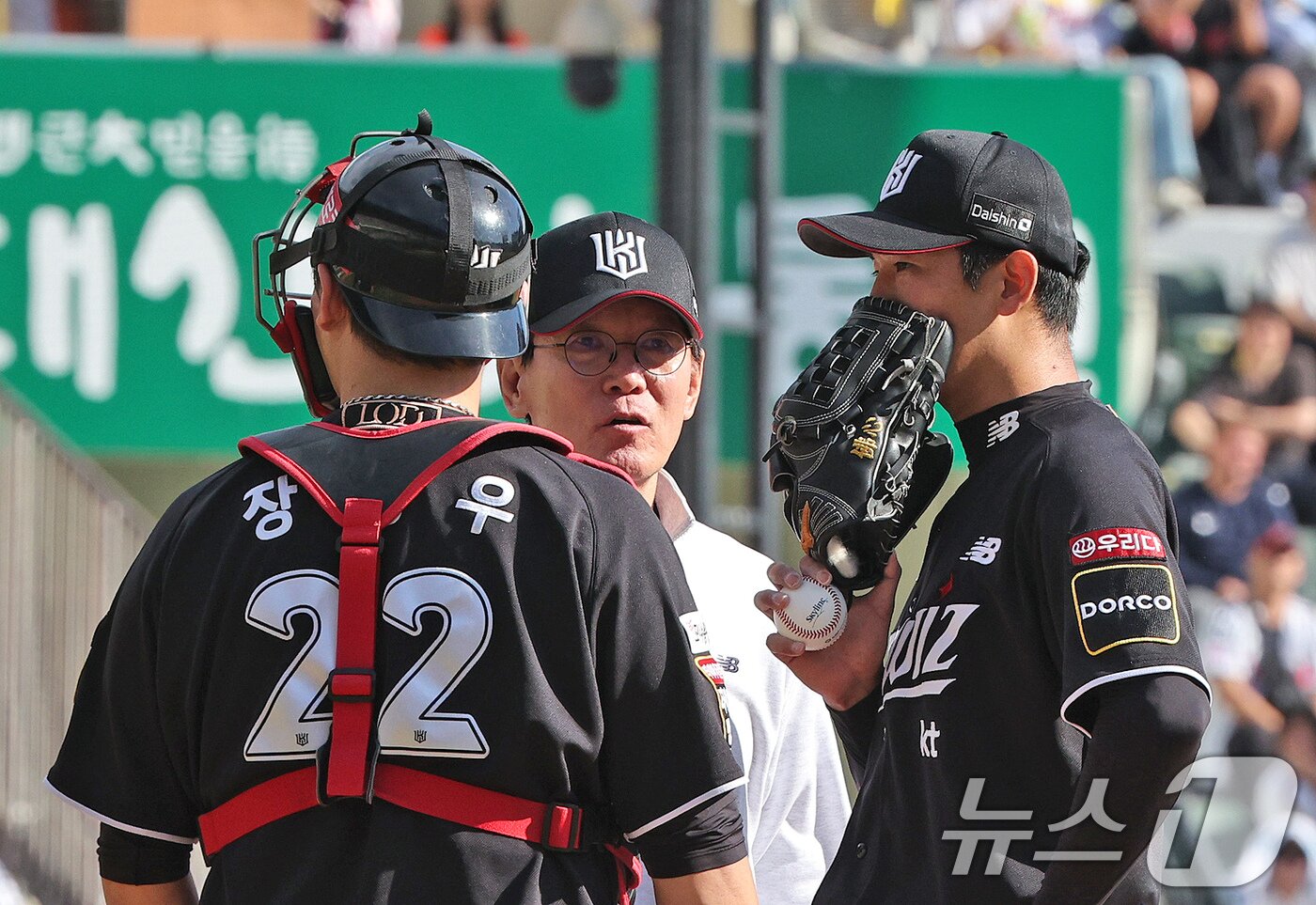 5일 오후 서울 송파구 잠실야구장에서 열린 프로야구 &#39;2024 신한 SOL 뱅크 KBO 포스트시즌&#39; 준플레이오프 1차전 kt 위즈와 LG 트윈스의 경기, LG 공격 4회말 2사1,3루 상황에서 KT 이강철 감독이 고영표와 대화를 나누고 있다. 2024.10.5/뉴스1 ⓒ News1 장수영 기자