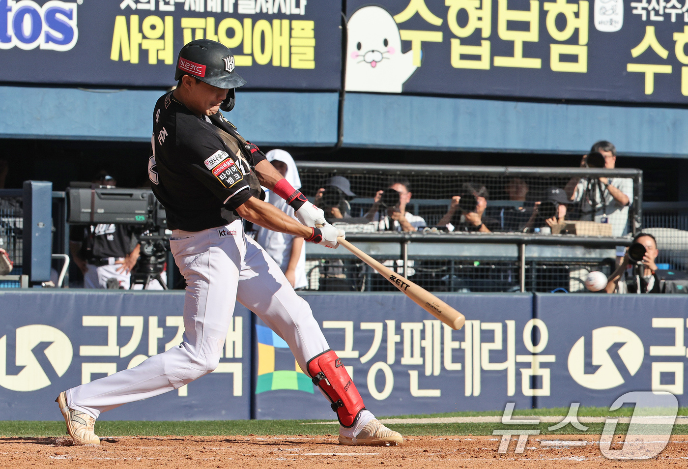 (서울=뉴스1) 장수영 기자 = 5일 오후 서울 송파구 잠실야구장에서 열린 프로야구 '2024 신한 SOL 뱅크 KBO 포스트시즌' 준플레이오프 1차전 kt 위즈와 LG 트윈스의 …