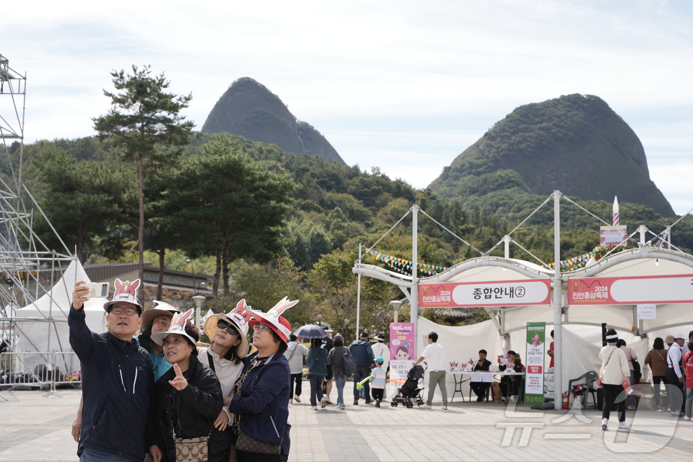 (진안=뉴스1) 김동규 기자 = 5일 전북자치도 진안군에서 홍삼축제가 열리고 있는 가운데 관광객이 마이산을 배경으로 사진을 찍고 있다.(진안군제공)2024.10.5/뉴스1