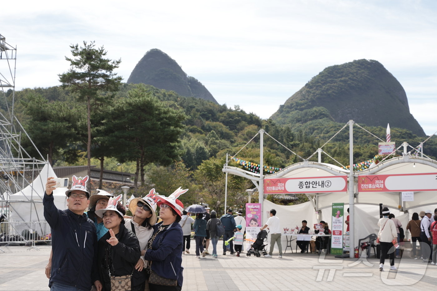 5일 전북자치도 진안군에서 홍삼축제가 열리고 있는 가운데 관광객이 마이산을 배경으로 사진을 찍고 있다.&#40;진안군제공&#41;2024.10.5/뉴스1 ⓒ News1 김동규 기자