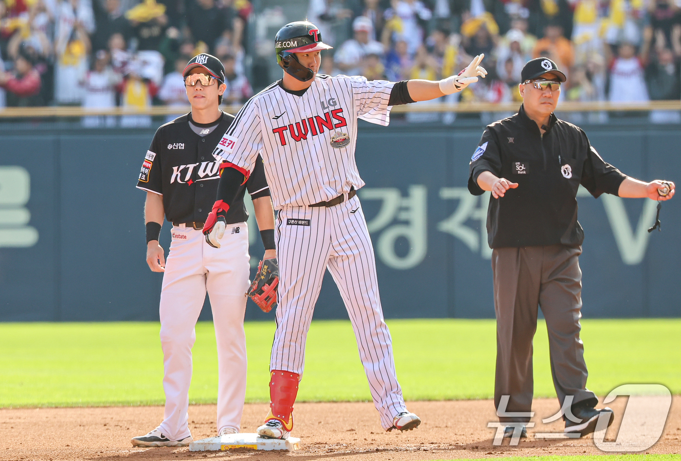 (서울=뉴스1) 김도우 기자 = 5일 오후 서울 송파구 잠실야구장에서 열린 프로야구 '2024 신한 SOL 뱅크 KBO 포스트시즌' 준플레이오프 1차전 kt 위즈와 LG 트윈스의 …