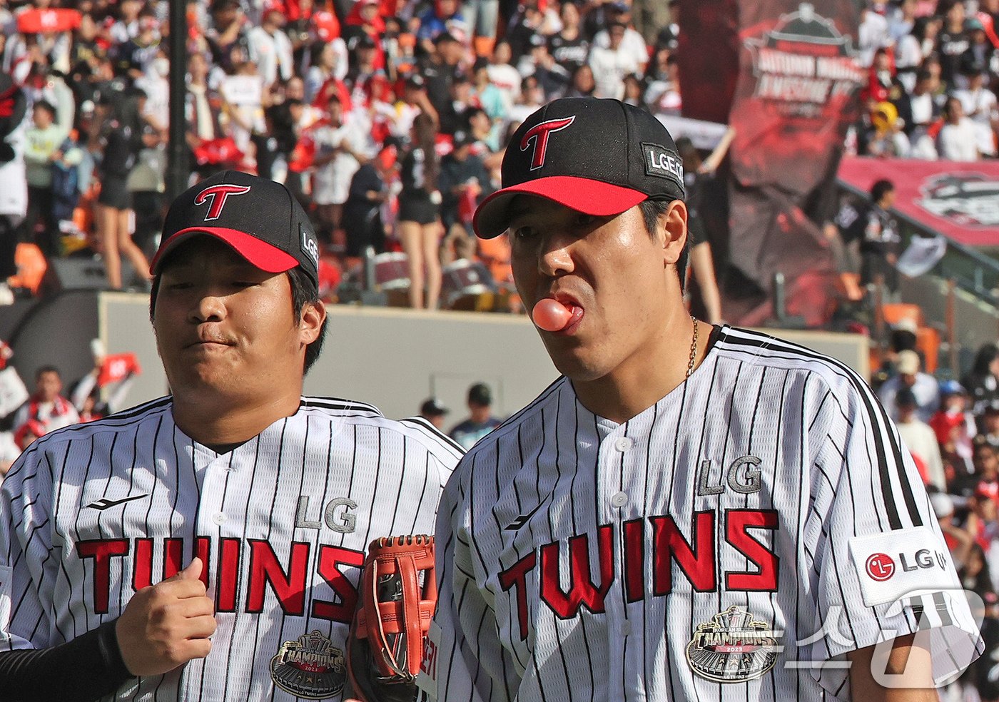 5일 오후 서울 송파구 잠실야구장에서 열린 프로야구 &#39;2024 신한 SOL 뱅크 KBO 포스트시즌&#39; 준플레이오프 1차전 kt 위즈와 LG 트윈스의 경기, 6회초 1사 1,3루 상황에서 마운드에 오른 LG 김진성이 무실점 병살처리로 이닝을 마친 뒤 더그아웃으로 향하고 있다. 2024.10.5/뉴스1 ⓒ News1 장수영 기자