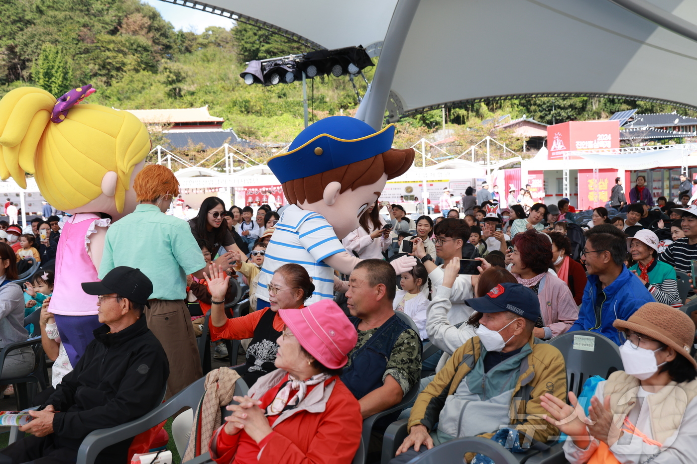 (진안=뉴스1) 김동규 기자 = 5일 전북자치도 진안군에서 홍삼축제가 열리고 있는 가운데 어린이들에게 인기가 높은 베베핀이 공연을 하고 있다.(진안군제공)2024.10.5/뉴스1