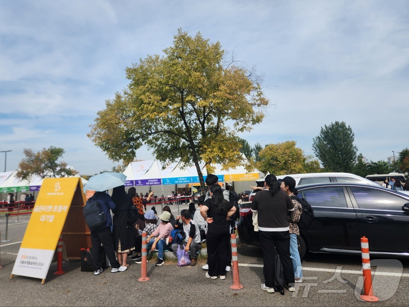 본문 이미지 - 5일 서울 여의도 한강공원에서 선착순으로 자리가 정해지는 '골든 티켓' 부스에 시민들이 입장 1시간 전부터 길게 줄을 서고 있다. 2024.10.05 ⓒ 뉴스1 김예원 기자