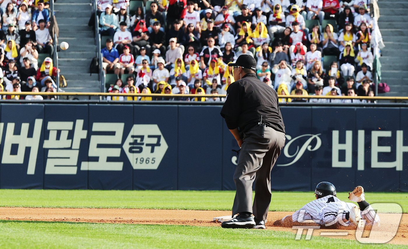 본문 이미지 - 5일 오후 서울 송파구 잠실야구장에서 열린 프로야구 '2024 신한 SOL 뱅크 KBO 포스트시즌' 준플레이오프 1차전 kt 위즈와 LG 트윈스의 경기, LG공격 6회말 1사 1,3루 상황에서 1루주자 신민재의 도루 상황 중 발생한 KT 포수 실책으로 공이 빠져 외야로 나가고 있다. 2024.10.5/뉴스1 ⓒ News1 장수영 기자