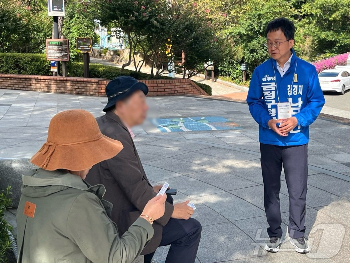 5일 오후 김경지 더불어민주당 금정구청장 후보의 배우자가 유권자와 대화를 나누고 있다.2024.10.5/ⓒ News1 장광일 기자