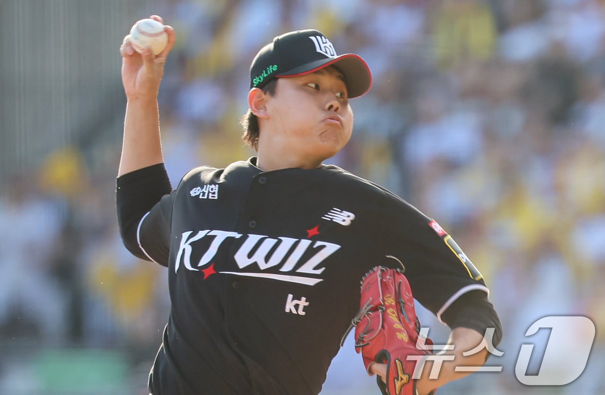 5일 오후 서울 송파구 잠실야구장에서 열린 프로야구 &#39;2024 신한 SOL 뱅크 KBO 포스트시즌&#39; 준플레이오프 1차전 kt 위즈와 LG 트윈스의 경기, kt 소형준이 8회말 등판해 역투하고 있다. 2024.10.5/뉴스1 ⓒ News1 김도우 기자