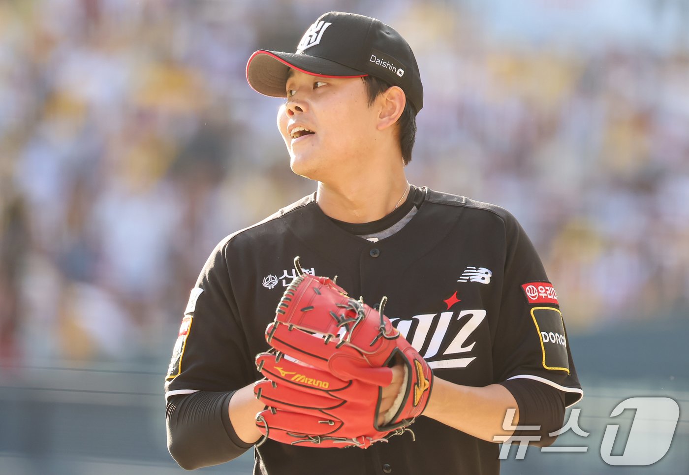 5일 오후 서울 송파구 잠실야구장에서 열린 프로야구 &#39;2024 신한 SOL 뱅크 KBO 포스트시즌&#39; 준플레이오프 1차전 kt 위즈와 LG 트윈스의 경기, kt 소형준이 8회말을 무실점으로 마무리 후 기뻐하고 있다. 2024.10.5/뉴스1 ⓒ News1 김도우 기자