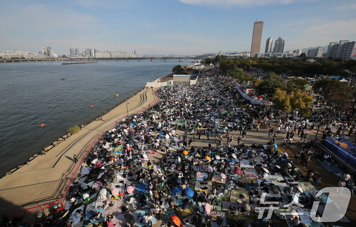 (서울=뉴스1) 박세연 기자 = 서울세계불꽃축제 2024가 열리는 5일 오후 서울 여의도한강공원이 축제를 기다리는 시민들로 붐비고 있다. 2024.10.5/뉴스1