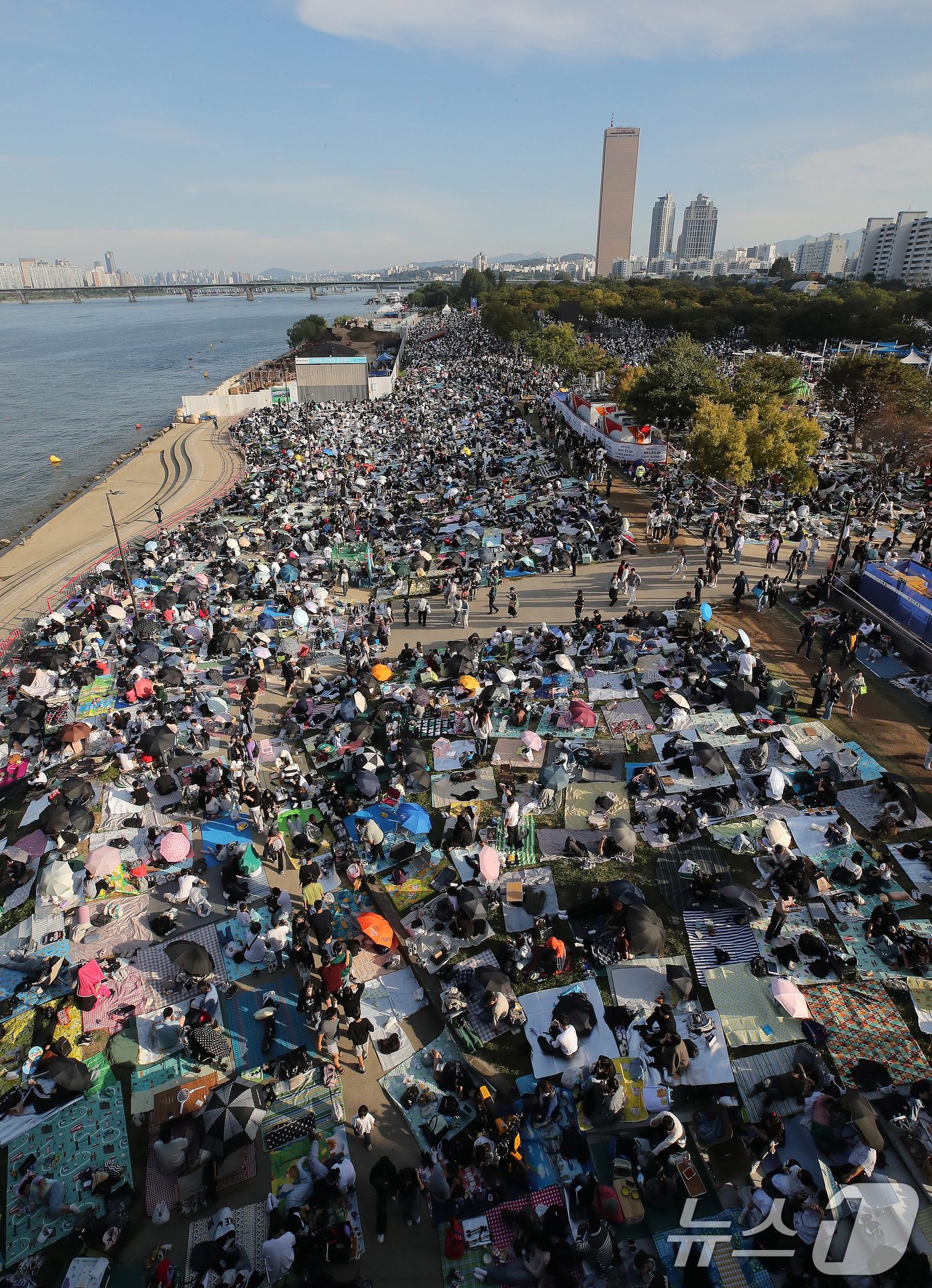 (서울=뉴스1) 박세연 기자 = 서울세계불꽃축제 2024가 열리는 5일 오후 서울 여의도한강공원이 축제를 기다리는 시민들로 붐비고 있다. 2024.10.5/뉴스1