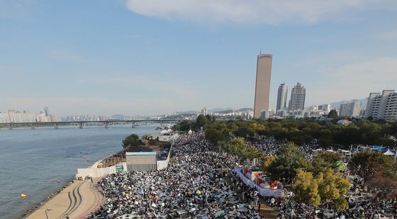 불꽃축제 앞둔 여의도공원 '인산인해'