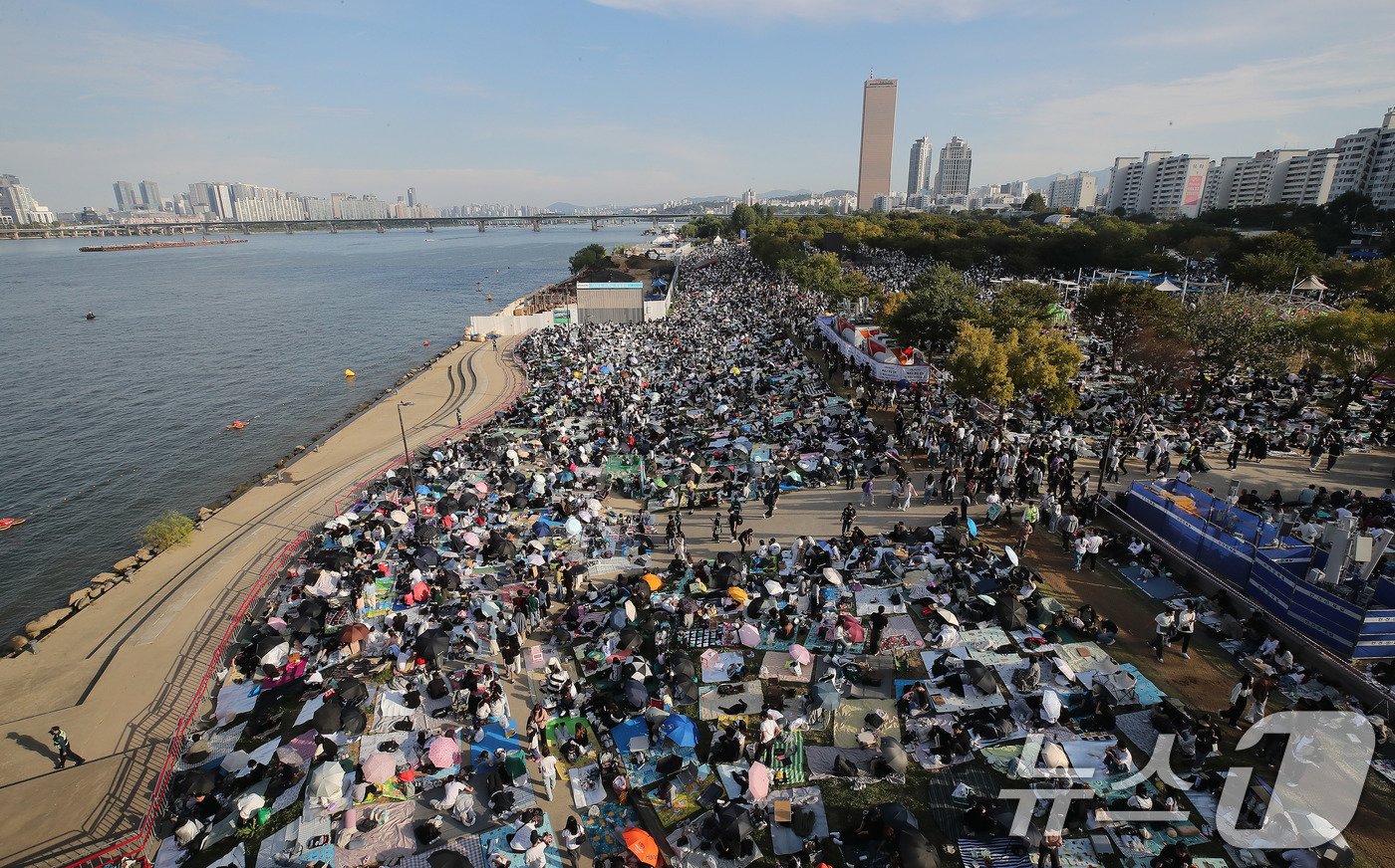 본문 이미지 - 서울세계불꽃축제 2024가 열리는 5일 오후 서울 여의도한강공원이 축제를 기다리는 시민들로 붐비고 있다. 2024.10.5/뉴스1 ⓒ News1 박세연 기자