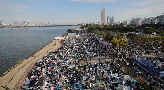 불꽃축제 앞둔 여의도공원, 인산인해