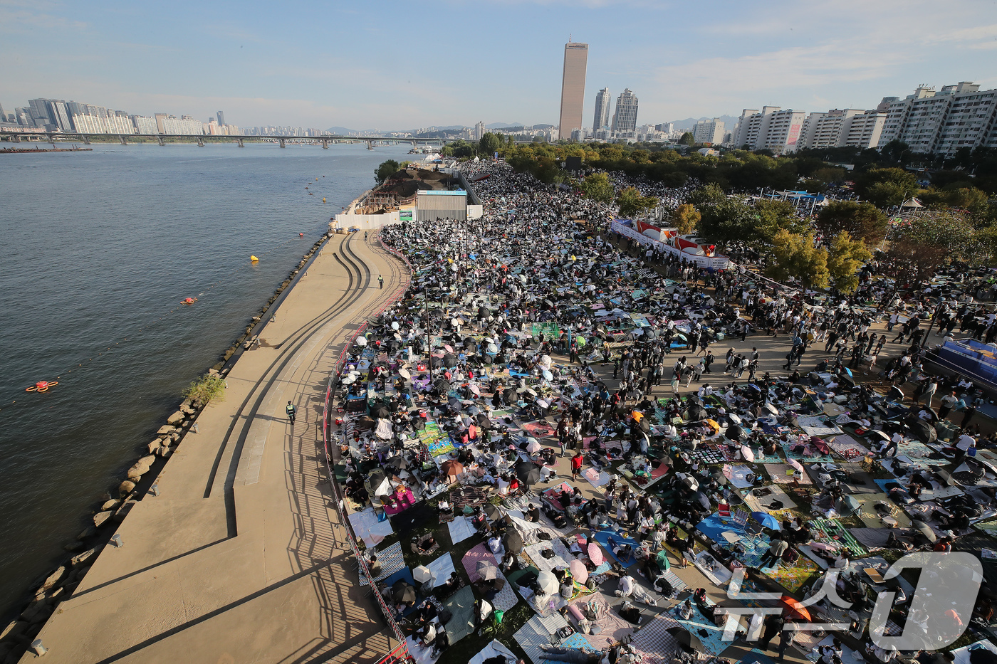 (서울=뉴스1) 박세연 기자 = 서울세계불꽃축제 2024가 열리는 5일 오후 서울 여의도한강공원이 축제를 기다리는 시민들로 붐비고 있다. 2024.10.5/뉴스1