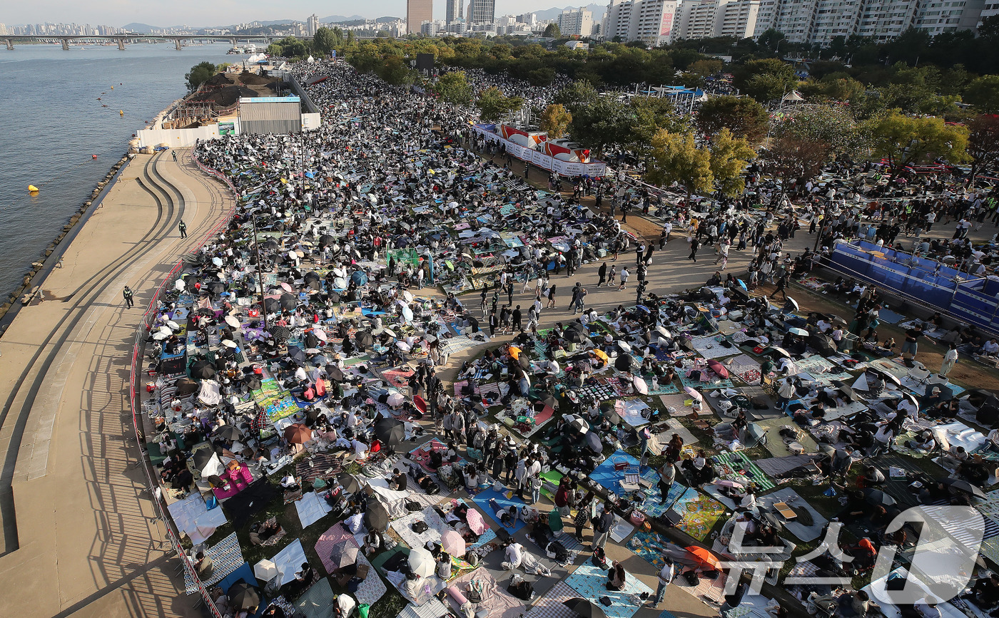 (서울=뉴스1) 박세연 기자 = 서울세계불꽃축제 2024가 열리는 5일 오후 서울 여의도한강공원이 축제를 기다리는 시민들로 붐비고 있다. 2024.10.5/뉴스1