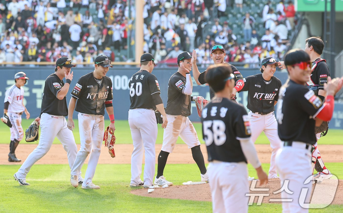 5일 오후 서울 송파구 잠실야구장에서 열린 프로야구 &#39;2024 신한 SOL 뱅크 KBO 포스트시즌&#39; 준플레이오프 1차전 kt 위즈와 LG 트윈스의 경기, kt 선수들이 3대2 승리를 거두고 기쁨을 나누고 있다. 2024.10.5/뉴스1 ⓒ News1 김도우 기자