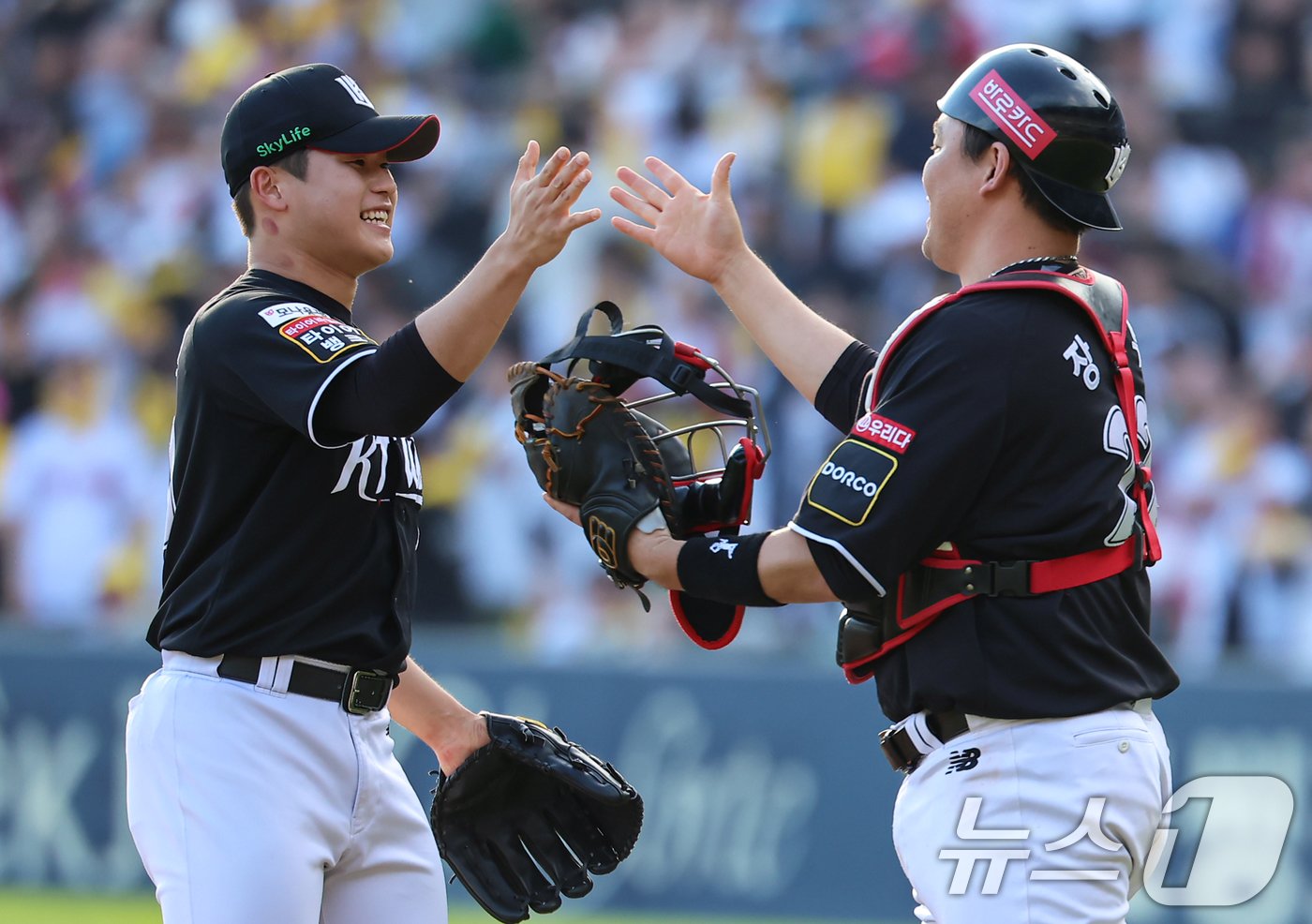 5일 오후 서울 송파구 잠실야구장에서 열린 프로야구 &#39;2024 신한 SOL 뱅크 KBO 포스트시즌&#39; 준플레이오프 1차전 kt 위즈와 LG 트윈스의 경기, kt 박영현이 9회말을 무실점으로 막고 kt 포수 장성우와 기쁨을 나누고 있다. 2024.10.5/뉴스1 ⓒ News1 김도우 기자