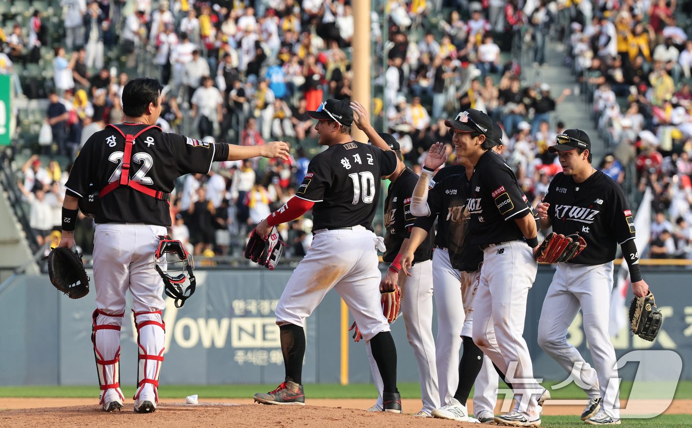 5일 오후 서울 송파구 잠실야구장에서 열린 프로야구 &#39;2024 신한 SOL 뱅크 KBO 포스트시즌&#39; 준플레이오프 1차전 kt 위즈와 LG 트윈스의 경기에서 3대2로 승리한 KT 선수들이 기뻐하고 있다. 2024.10.5/뉴스1 ⓒ News1 장수영 기자