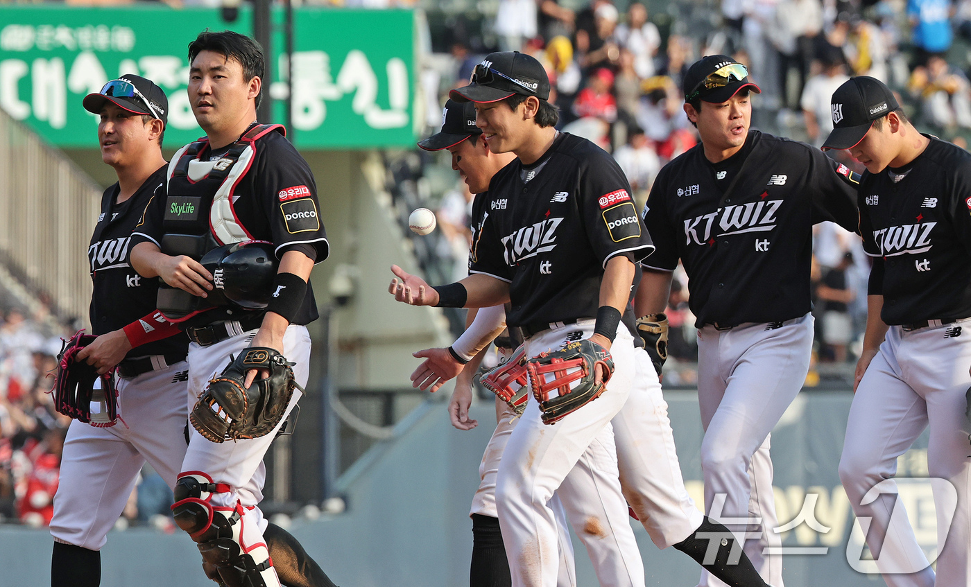 (서울=뉴스1) 장수영 기자 = 5일 오후 서울 송파구 잠실야구장에서 열린 프로야구 '2024 신한 SOL 뱅크 KBO 포스트시즌' 준플레이오프 1차전 kt 위즈와 LG 트윈스의 …