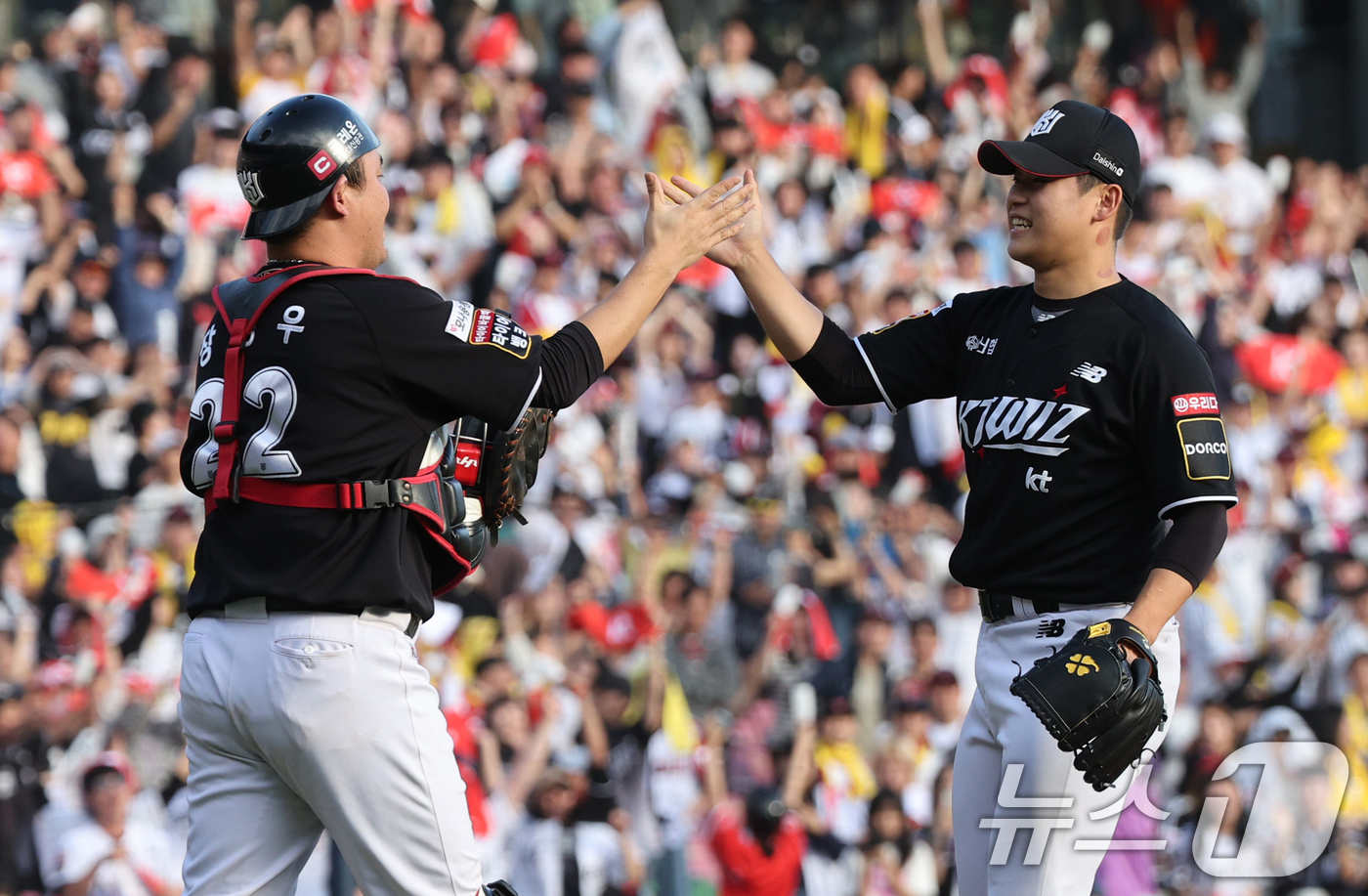 (서울=뉴스1) 장수영 기자 = 5일 오후 서울 송파구 잠실야구장에서 열린 프로야구 '2024 신한 SOL 뱅크 KBO 포스트시즌' 준플레이오프 1차전 kt 위즈와 LG 트윈스의 …