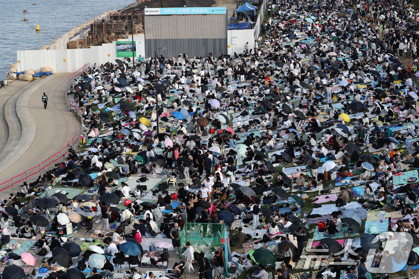 (서울=뉴스1) 박세연 기자 = 서울세계불꽃축제 2024가 열리는 5일 오후 서울 여의도한강공원이 축제를 기다리는 시민들로 붐비고 있다. 2024.10.5/뉴스1