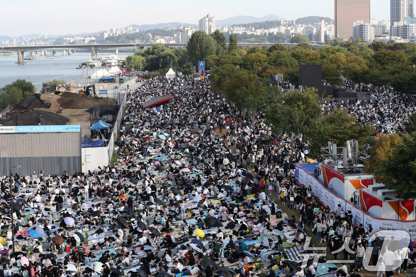 (서울=뉴스1) 박세연 기자 = 서울세계불꽃축제 2024가 열리는 5일 오후 서울 여의도한강공원이 축제를 기다리는 시민들로 붐비고 있다. 2024.10.5/뉴스1