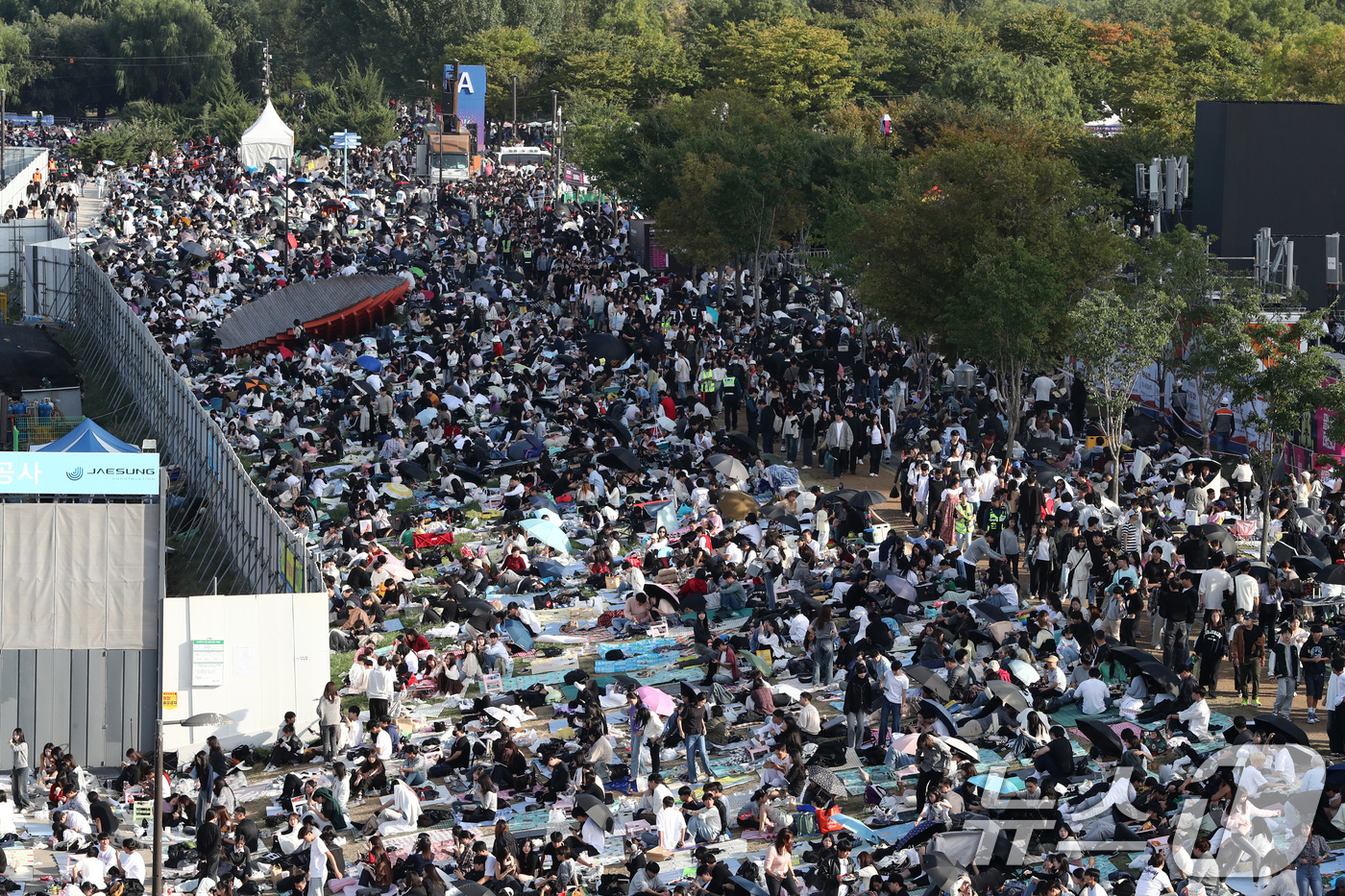 (서울=뉴스1) 박세연 기자 = 서울세계불꽃축제 2024가 열리는 5일 오후 서울 여의도한강공원이 축제를 기다리는 시민들로 붐비고 있다. 2024.10.5/뉴스1