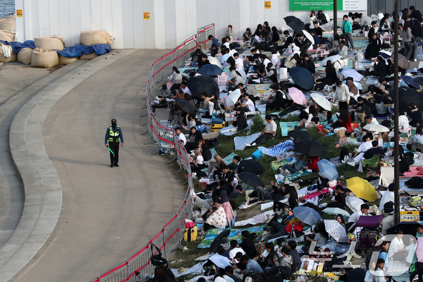 (서울=뉴스1) 박세연 기자 = 서울세계불꽃축제 2024가 열리는 5일 오후 서울 여의도한강공원에서 경찰이 인파관리를 하고 있다. 2024.10.5/뉴스1