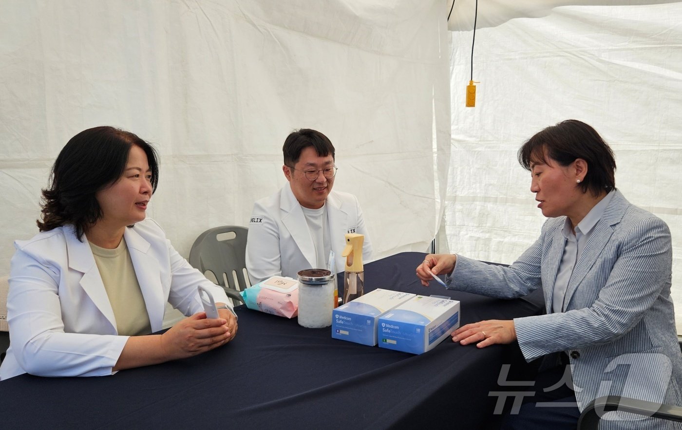 송미령 농림축산식품부 장관이 5일 서울 뚝섬한강공원에서 열린 &#39;동물가족페스타 with 가족의 발견&#40;犬&#41;&#39; 행사장 내 서울시수의사회 부스를 방문해 내장형 동물등록에 대한 설명을 듣고 있다. ⓒ 뉴스1 최서윤 기자