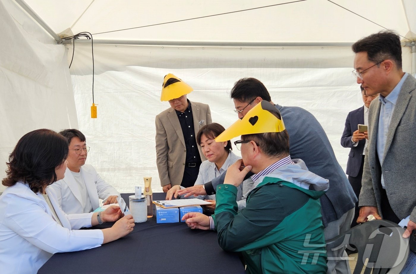 송미령 농림축산식품부 장관이 5일 서울 뚝섬한강공원에서 열린 &#39;동물가족페스타 with 가족의 발견&#40;犬&#41;&#39; 행사장 내 서울시수의사회 부스를 방문해 내장형 동물등록에 대한 설명을 듣고 있다. ⓒ 뉴스1 최서윤 기자