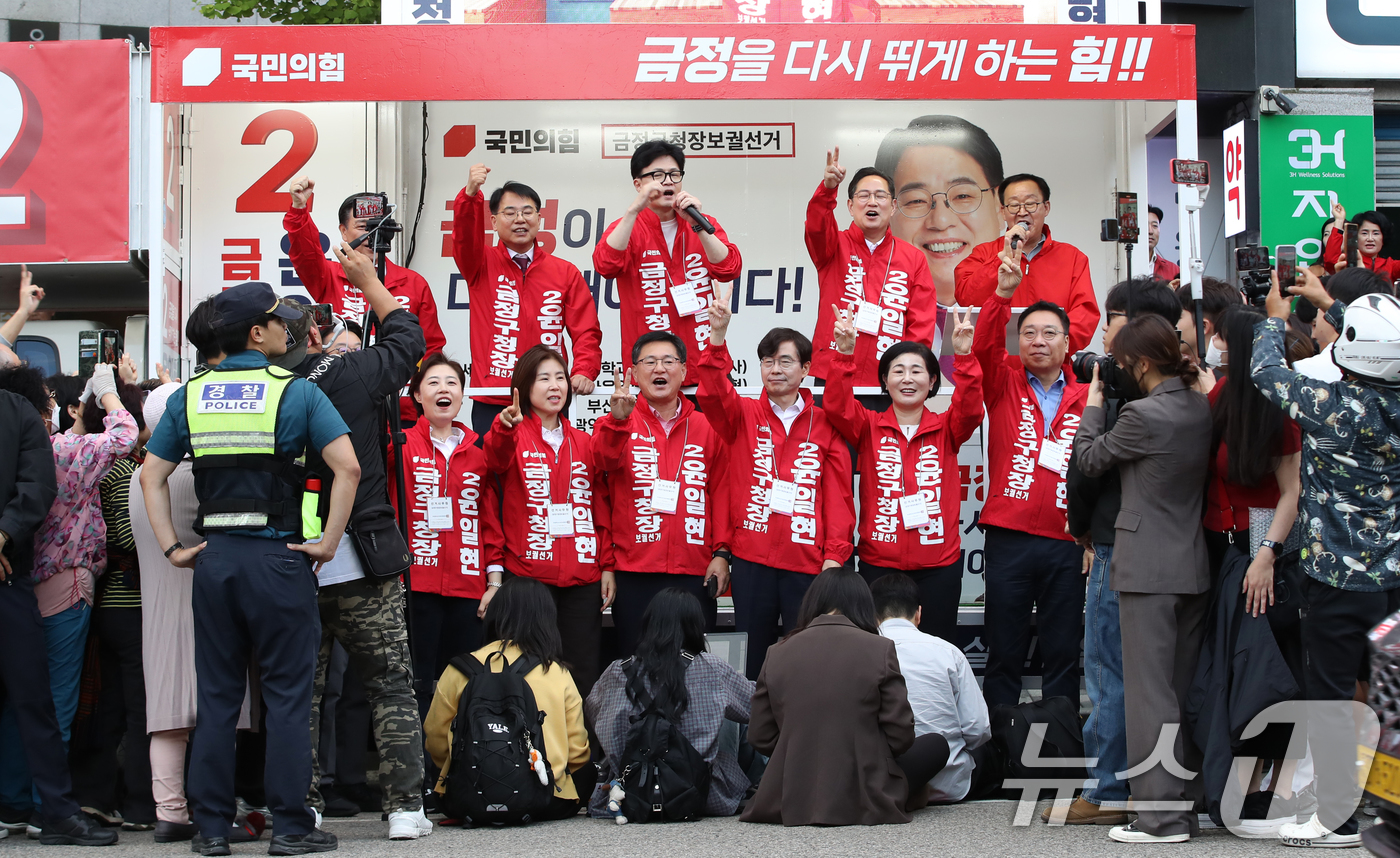 (부산=뉴스1) 윤일지 기자 = 한동훈 국민의힘 대표가 5일 오후 부산 금정구 이마트 금정점 앞에서 윤일현 금정구청장 후보 지원유세를 하고 있다. 2024.10.5/뉴스1