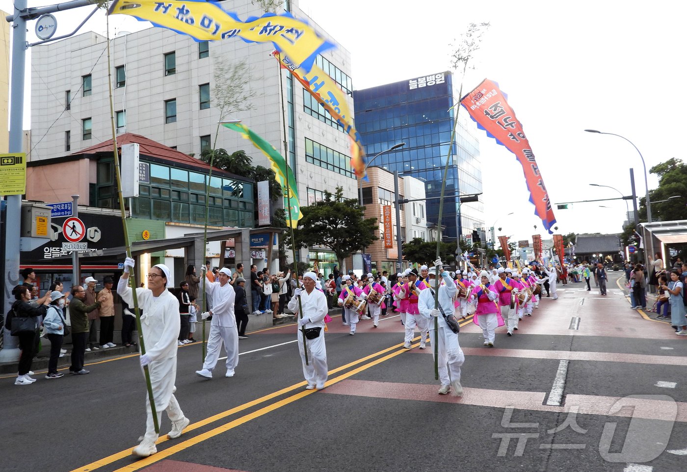본문 이미지 - 제63회 탐라문화제 개막일인 5일 오후 제주시 관덕정 앞에서 탐라 퍼레이드가 펼쳐지고 있다.2024.10.5./뉴스1 ⓒ News1 오미란 기자