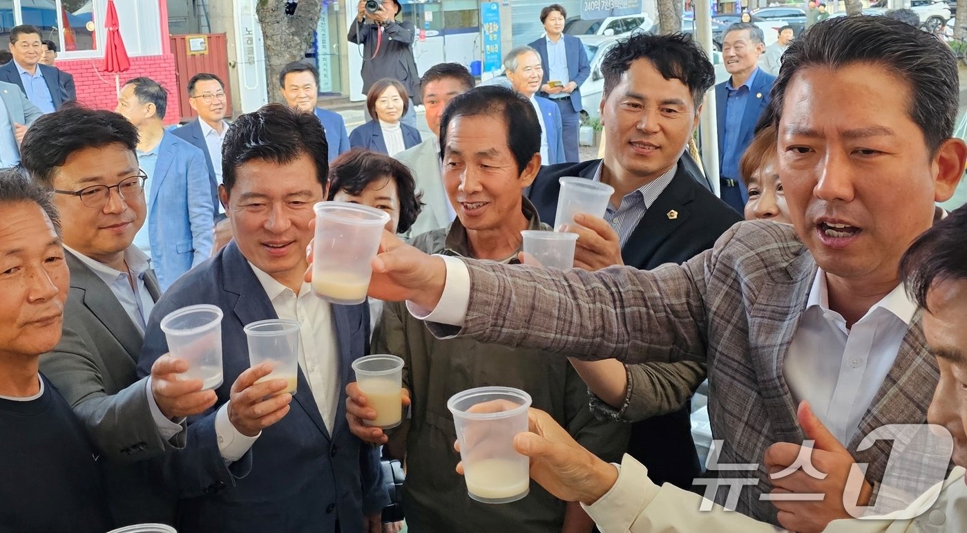 5일 구미시청앞 복개천 송정맛길에서 열린 구미푸드페스티벌에서 김장호 구미시장과 구자근·강명구 의원, 박효상 시의장 등 내빈이 축제에 참여한 시민들과 축배를 들고 있다. 축제는 오는 6일까지 열린다. 2024.10.5/뉴스1 ⓒ News1 정우용 기자