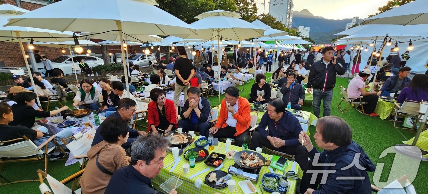 5일 구미시청앞 복개천 송정맛길에서 열린 구미푸드페스티벌 삼겹삽 굽굽코너에서 시민들이 삼겹살을 구워먹고 있다. 2024.10.5/뉴스1 ⓒ News1 정우용 기자