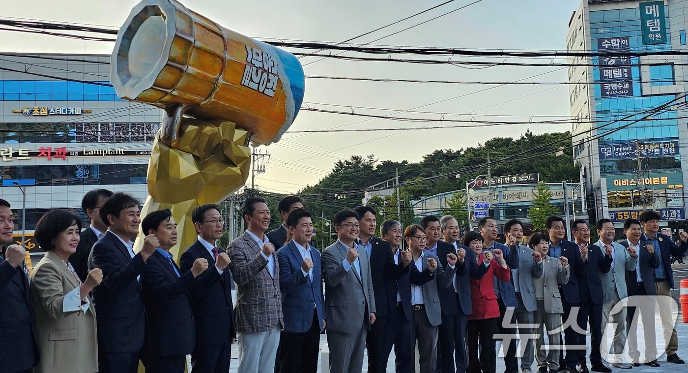 5일 구미시청앞 복개천 송정맛길에서 열린 구미푸드페스티벌에서 김장호 구미시장과 구자근·강명구 의원, 박효상 시의장 등 내빈이 &#39;송정맛길&#39; 조형물 제막식을 하고 있다. 축제는 오는 6일까지 열린다. 2024.10.5/뉴스1 ⓒ News1 정우용 기자